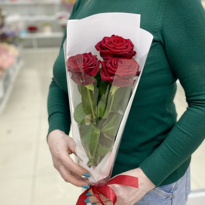 3 высокие красные розы